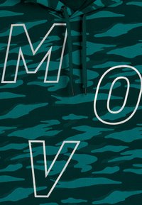 Sudadera verde oscura con un patrón de camuflaje, con grandes letras blancas 'M', 'O' y 'V'. Textura suave y capucha con cordón.