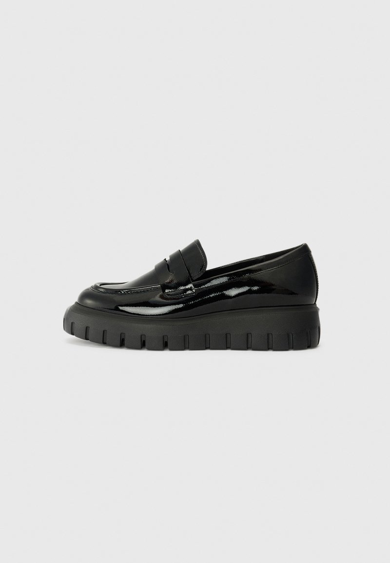 Czarne lakierowane skórzane loafersy z masywną czarną gumową podeszwą i stębnowaniami na górze. Smukły design, brak widocznych elementów metalowych.