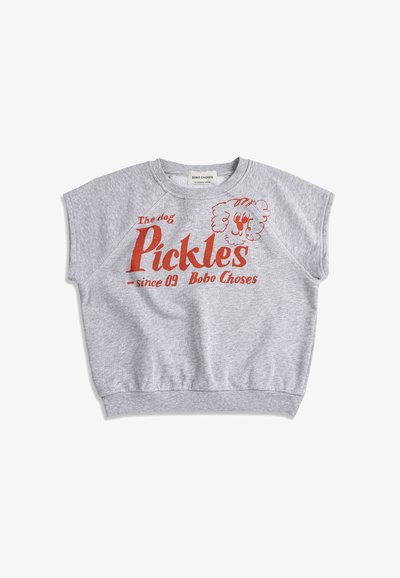 Sweat-shirt gris à manches courtes avec texte rouge « The dog Pickles since 09 Bobo Choses » et une illustration simple de visage de chien rouge.