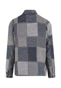 Skjorte med tern i nuancer af grå og marineblå, lavet af struktureret stof, med knapærmer og rygdetalje. Kvadratisk patchwork design.