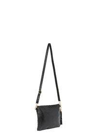Czarna skórzana torba na ramię o gładkiej fakturze, z akcentami w kolorze złotym i detalem w postaci chwosta. Posiada regulowany pasek na ramię.