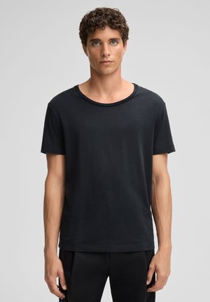 Zwarte korte mouwen t-shirt met een ronde halslijn, gemaakt van zachte stof. Het ontwerp is eenvoudig met een recht gesneden zoom en zonder patronen of accenten.