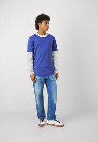 Lee SHAPED TEE - Paprasti marškinėliai - surf blue