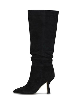 Bota de ante negra hasta media pantorrilla con punta afilada y tacón alto y estrecho sobre fondo blanco.