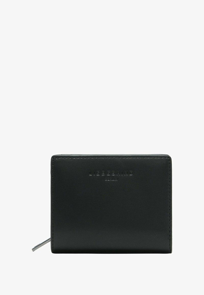 Czarny skórzany portfel o gładkiej fakturze z wytłoczonym logo marki na przodzie. Charakteryzuje się smukłym prostokątnym kształtem i minimalistycznym wzornictwem.