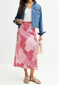 Bleiseri denim, valkoinen toppi, kukkakuosiset midi-hameet punaisilla ja vaaleanpunaisilla kuvioilla, nauhakengät, ja kudottu laukku. Rentoa kerroksellista asua.