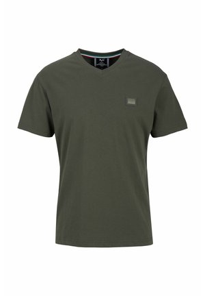 Ciemnozielony t-shirt z krótkim rękawem i dekoltem w serek, z małą prostokątną naszywką z logo na lewej stronie klatki piersiowej.