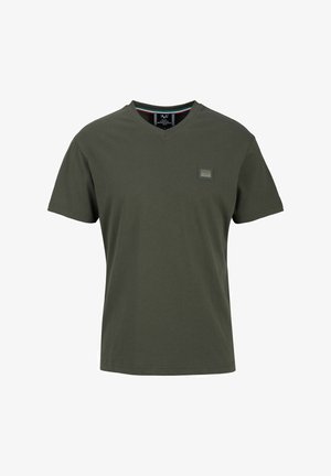 T-shirt verde scuro con scollo a V e maniche corte, con una piccola toppa rettangolare con il logo sul petto sinistro.