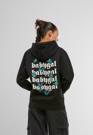 Schwarzer Kapuzenpullover mit wiederholt vertikal auf der Rückseite gedrucktem weißen "babygal"-Text, akzentuiert mit blauen Schmetterling-Grafiken. Weicher, lässiger Stoff.