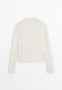 Top bianco a maniche lunghe con design cropped e scollatura rotonda. Tessuto testurizzato con leggere variazioni di tonalità e dettagli di cucitura.