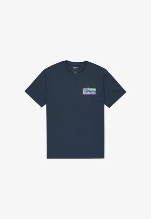 Navyblauwe katoenen T-shirt met een ronde hals en korte mouwen. Heeft een grafisch ontwerp op de linkerborst met palmbomen en bergen.