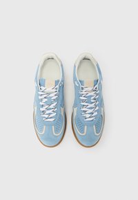 Μπλε σουέντ αθλητικά παπούτσια με λευκά κορδόνια και διάτρητη μύτη, με ανοιχτό κρεμ λεπτομέρεια και υφασμένο καφέ λαστιχένιο πάτο.
