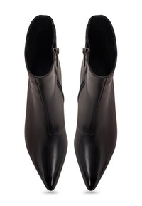 Černé kožené kotníkové boty s špičatou špičkou, které mají boční zip a elegantní, minimalistický design.