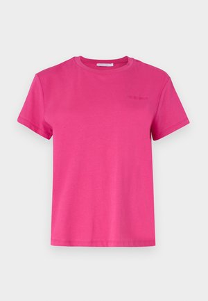 Roze T-shirt met korte mouwen, gemaakt van zacht katoen, met een ronde halslijn en een klein reliëflogo op de borst. Klassieke pasvorm en een gladde textuur.