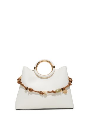 Witte gestructureerde handtas met ronde gouden en witte handvat, bruine leren riem versierd met kralen en een kleine gouden bedel.