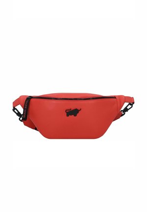 Riñonera roja con una textura suave, que presenta una cremallera negra y un pequeño logo de toro, correa ajustable y un diseño minimalista.