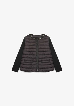 Giacca nera trapuntata con maniche lunghe in tinta unita, zip frontale, due tasche e bordatura decorativa con borchie sul collo.