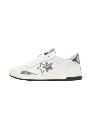 Sneaker bassa bianca con stella metallica argento e accenti sul tallone, lace-up davanti e suola in gomma nera.