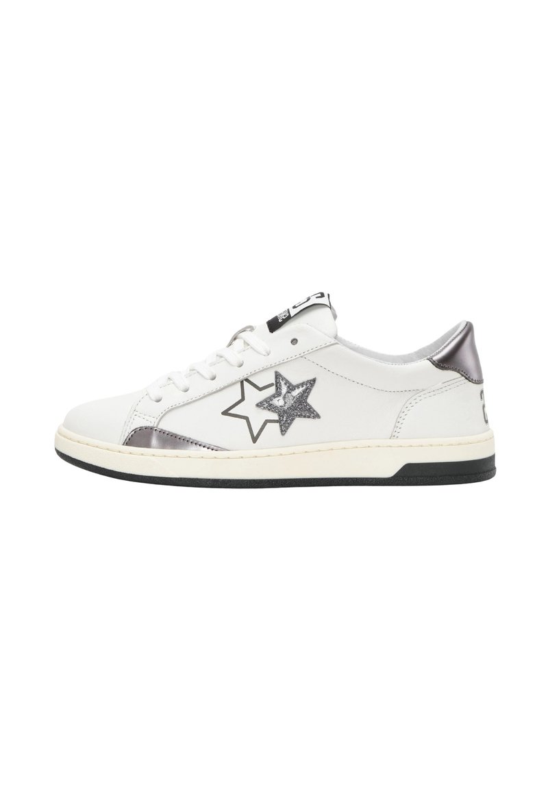 Sneaker bassa bianca con stella metallica argento e accenti sul tallone, lace-up davanti e suola in gomma nera.
