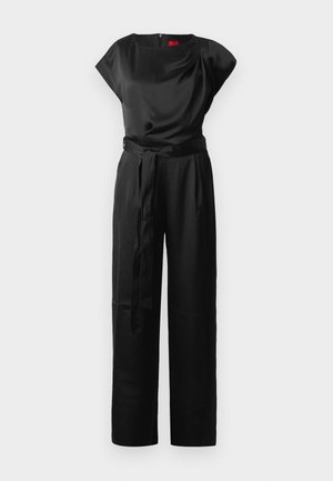 Macacão preto feito de tecido de cetim, com mangas curtas, cintura cingida, pernas largas e um decote arredondado com fecho nas costas.