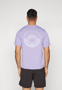 Patagonia CAP COOL DAILY GRAPHIC WATERS - T-shirt desportiva - concrete purple