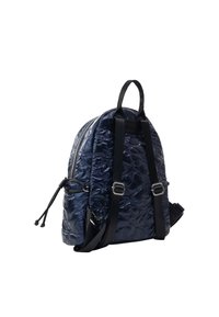 Zaino trapuntato blu navy con finitura lucida, spallacci neri regolabili, zip argentata, chiusura con coulisse e dettaglio decorativo.
