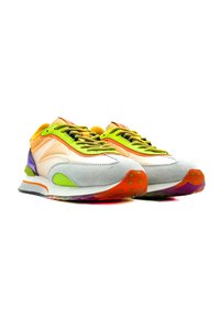 Mehrfarbige Sneaker mit einem Obermaterial aus verschiedenen Materialien, das graues Wildleder, leuchtendes Orange, grüne Akzente und gemusterte Schnürsenkel umfasst; gepolsterte Sohle.