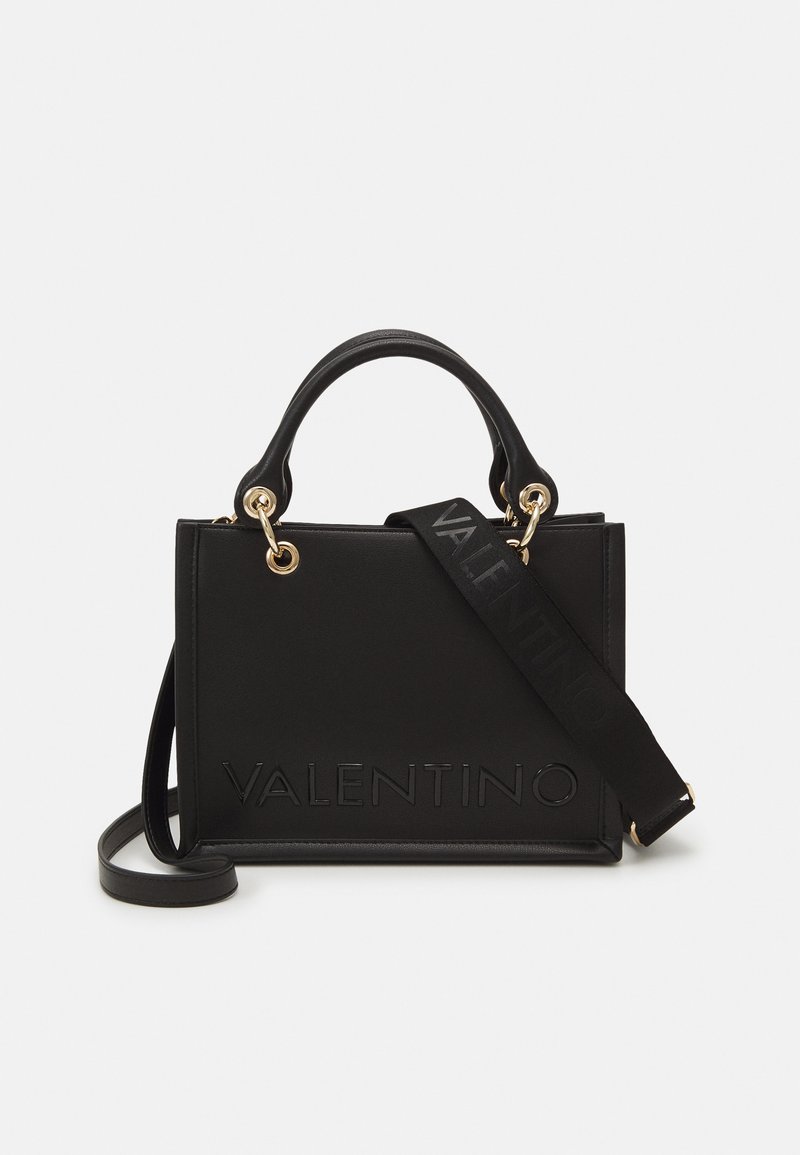 Schwarze Lederhandtasche mit strukturiertem Design. Verfügt über goldene Hardware, zwei Tragriemen und einen verstellbaren Riemen, der mit dem Markennamen geprägt ist.