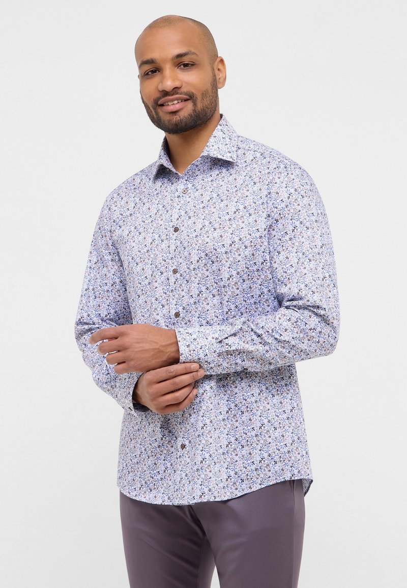Camicia button-up azzurro chiaro con motivo floreale, maniche lunghe e colletto a punta. Il tessuto sembra liscio con una leggera lucentezza.