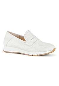 Witte loafers met een gestructureerd oppervlak, gevoerde zool en een tan rubberen loopzool. Beschikt over een decoratieve band over de wreef.