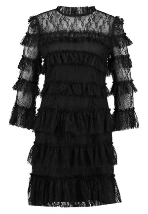 Zwarte kanten jurk met driekwartmouwen, gelaagde ruches en een hoge halslijn. Doorzichtige textuur met ingewikkelde kanten patronen door het geheel.