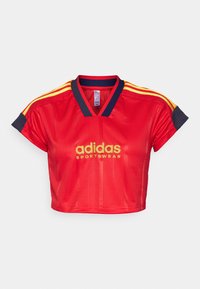 TIRO CUT 3 STRIPES CROP - Apdrukāts T-krekls - better scarlet/legend ink/bold gold