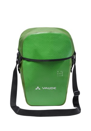 Groene waterdichte Vaude schoudertas met verstelbare zwarte band en een label van gerecycled materiaal aan de voorkant.