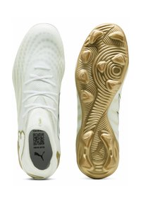 Λευκά αθλητικά παπούτσια με χρυσές σόλες και τριγωνικές καρφίτσες, εμφανιζόμενα από πάνω και κάτω, με κωδικό QR και λογότυπο Puma στο εσωτερικό.