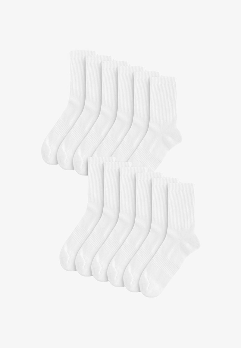 Chaussettes blanches à la cheville, pack de douze, avec une bordure côtelée et une texture lisse. Chaque chaussette a un design de pointe arrondie classique.