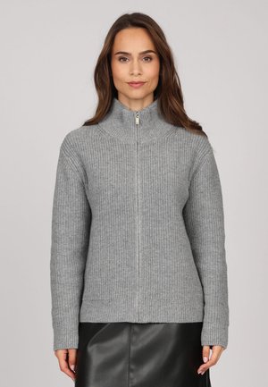 Pull en gris à côtes avec fermeture éclair, col haut et manches longues. Comprend une fermeture éclair à l'avant et un tissu doux et texturé.
