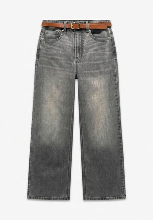 Vue de face d’un jean gris délavé à jambes larges, avec des poches avant et une ceinture en cuir marron, posé à plat sur un fond blanc.