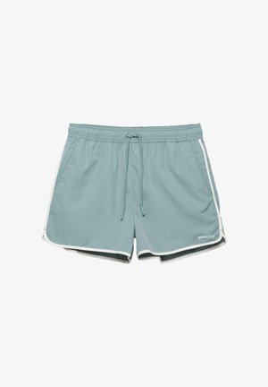 Pantaloni scurți de înot pentru bărbați, de culoare albastru deschis, cu dungi laterale albe, bandă elastică în talie, șnur de ajustare și buzunare laterale, așezați pe o suprafață albă.