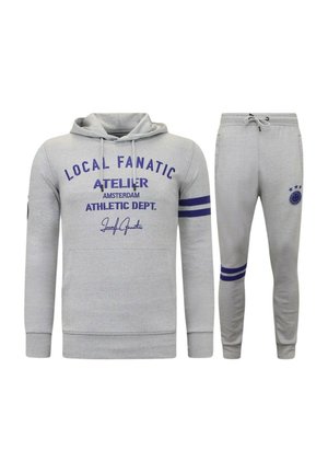 Grijze katoenen trainingsoutfit met een sweatshirt met capuchon, versierd met blauwe tekst en strepen. Dit is gecombineerd met bijpassende taps toelopende joggingbroeken met een logo.