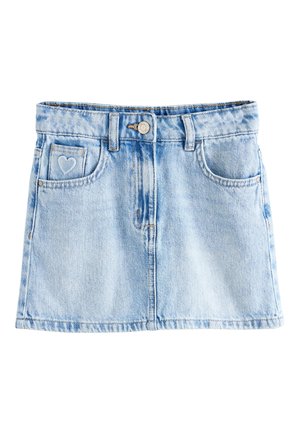 Lichtblauwe denim rok met voorzakken, riemlussen, een knoopsluiting en een klein hartjesontwerp op de rechter voorzak.