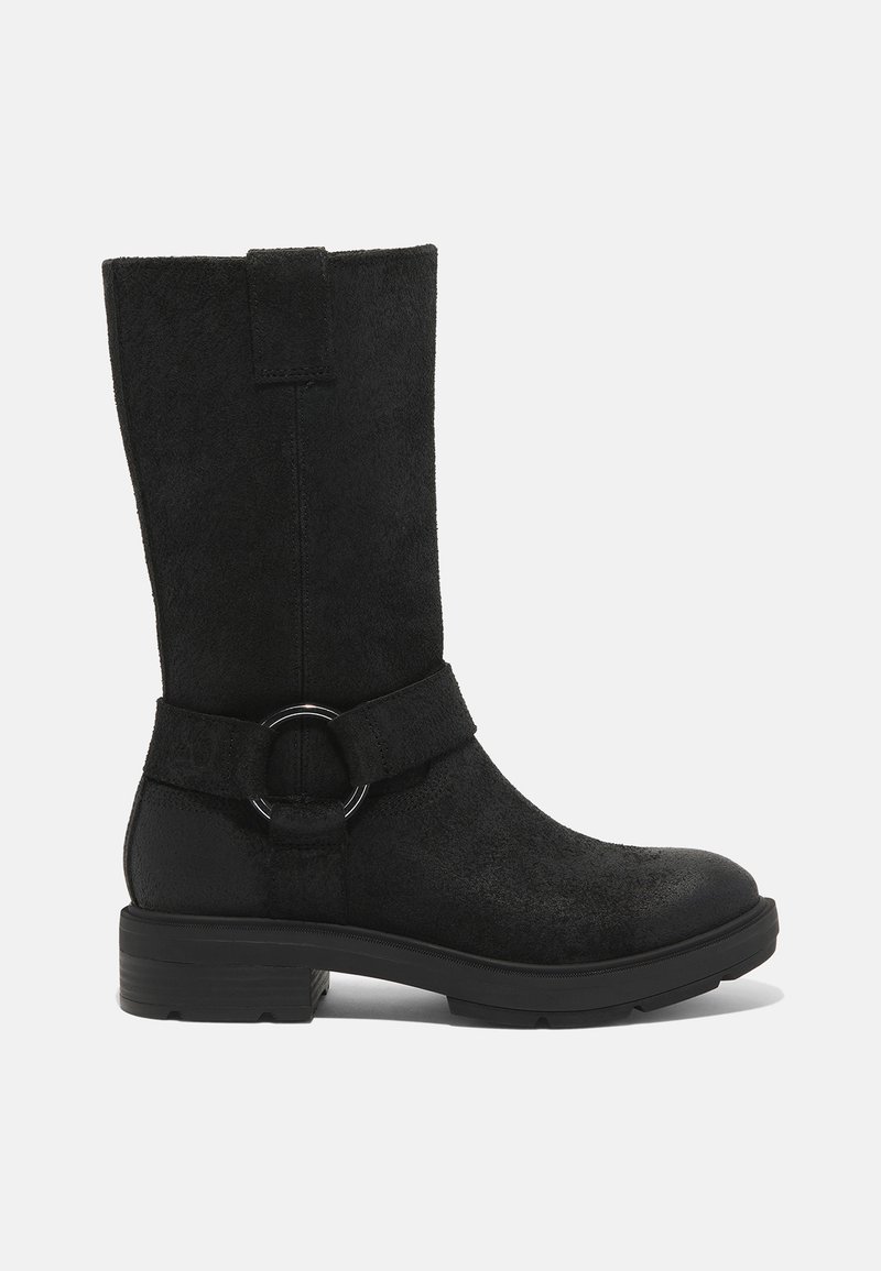 Stivale alto in suede nero con punta rotonda, una cintura laterale con una fibbia metallica circolare e un tacco basso texturizzato.