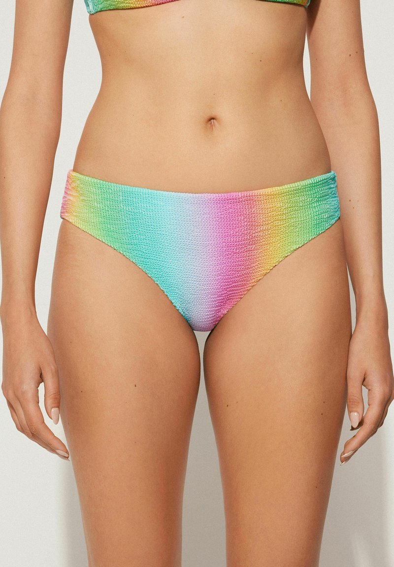 Bikiny s duhovými odstíny a texturovanou pletenou látkou. Barvy plynule přecházejí z modré do růžové a žluté.