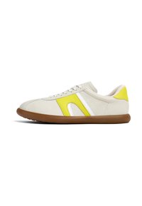 Schnürsneaker mit einem beigen Obermaterial aus Synthetik, gelben und weißen Akzenten, abgerundeter Zehenpartie und einer braunen Gummisohle. Leichtes Design.
