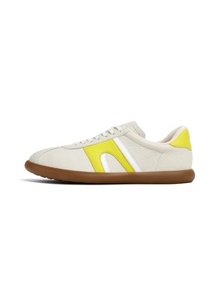 Sneaker con lacci con tomaia sintetica beige, dettagli gialli e bianchi, punta rotonda e suola in gomma marrone. Design leggero.