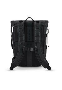 Svart rulltoppsryggsäck med vadderade axelremmar, justerbar spänne, flera fickor och en texturerad tygfinish.