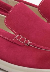 Roze suede instappers met een gestikte accent en uitgesneden ontwerp. De zool is wit, wat contrasteert met het levendige bovendeel.