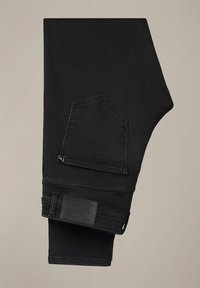 Czarne dżinsy z denimu z dużą kieszenią naszywaną, detalem w postaci guzika oraz teksturowaną metką w pasie. Gładkie wykończenie, dopasowany krój.