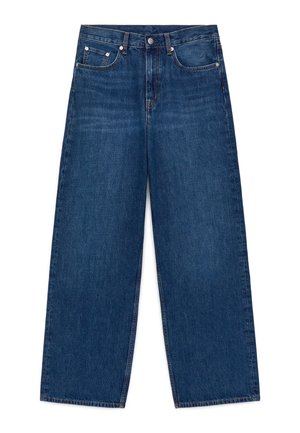 Vaqueros azules de pierna ancha con diseño de cinco bolsillos y cierre de botón, presentados planos sobre un fondo blanco.