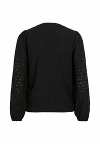 Czarna bluzka wykonana z teksturowanej tkaniny o otwartym wzorze dzianiny, z długimi bufkami i zaokrąglonym dekoltem. Widok od tyłu.