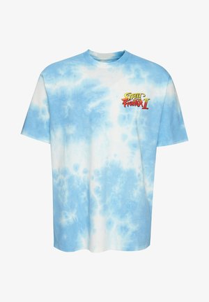 Blaues Batik-Cotton-T-Shirt mit Rundhalsausschnitt und kurzen Ärmeln. "Street Fighter II"-Logo in Rot und Gelb auf der linken Brust.